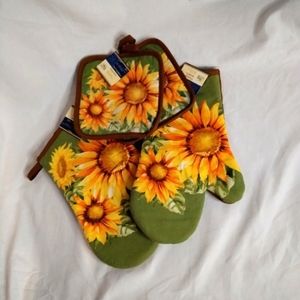 NWT 4 piece Sunflower Print Pot Holder and Oven Mitt Kitchen Set